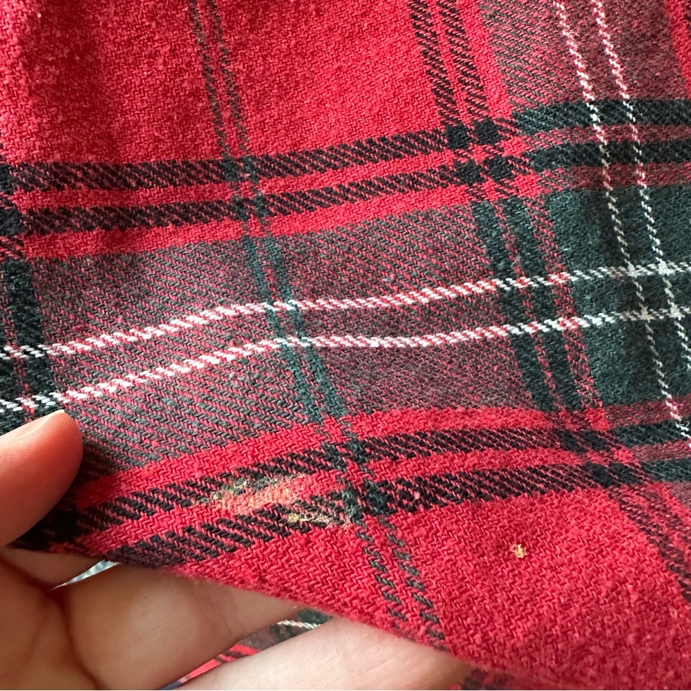 PREOWNED CHRISTMAS WILLIAMS SONOMA TARTAN RED PLAID ROUND TABLE CLOTH 70” - Picture 6 of 7